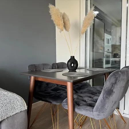 Skyline Retreat At Sky Towers With And Fitness Access Appartement