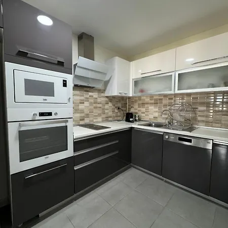Skyline Retreat At Sky Towers With And Fitness Access Appartement