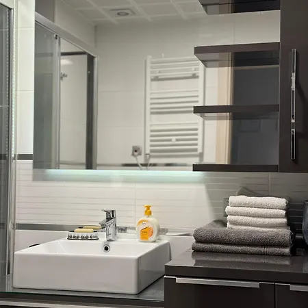 Skyline Retreat At Sky Towers With And Fitness Access Appartement