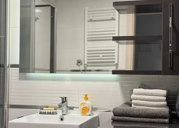 Skyline Retreat At Sky Towers With And Fitness Access Lejlighed